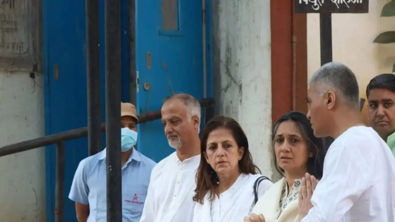 Kamini Kaushal's Funeral: Loved Ones and Friends Say Emotional Farewell to  the Esteemed Actress | Zoom TV