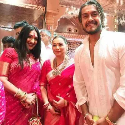 See pic: Rituparna Sengupta meets old friend Rani Mukerji at North Bombay Durga  Puja | Bengali Movie News - Times of India
