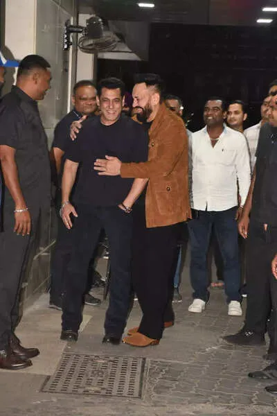 Arbaaz Khan and Sshura Khan celebrate second wedding anniversary as Salman  Khan, Salim Khan and family gather at Sohail Khan's home | - The Times of  India