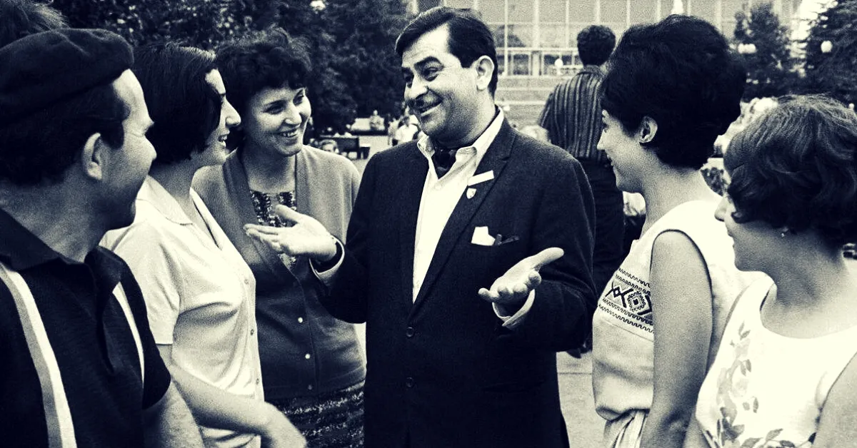 PM Modi Remember Raj Kapoor Song Sar Pe Laal Topi Ruusi Know Why Actor Much  Famous In Russia | जैसे ही रूस पहुंचे राज कपूर, लोगों ने कंधों पर उठा ली थी