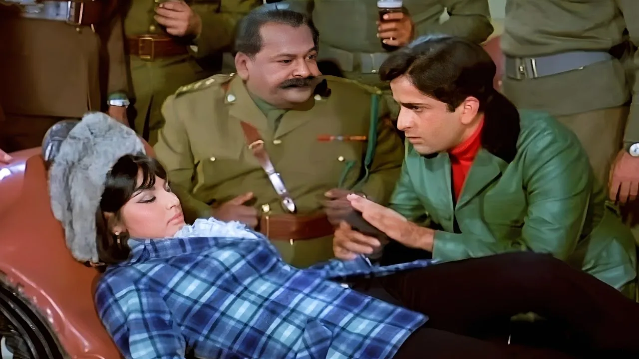 कड़क ठंड में कमांडर Shashi Kapoor ने बचाई लड़की की जान - सुपरहिट सीन |  Raakhee | Sharmeelee Movie