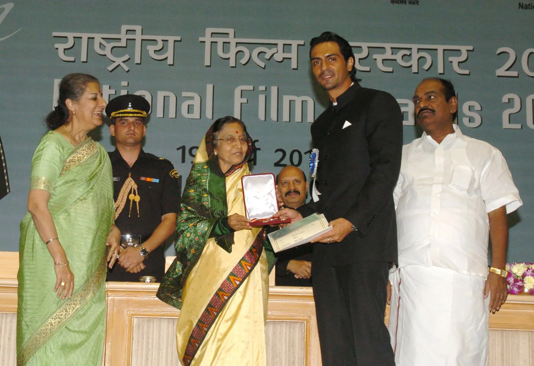 File:The President, Smt. Pratibha Devisingh Patil presenting the Award for Best  Supporting Actor to Shri