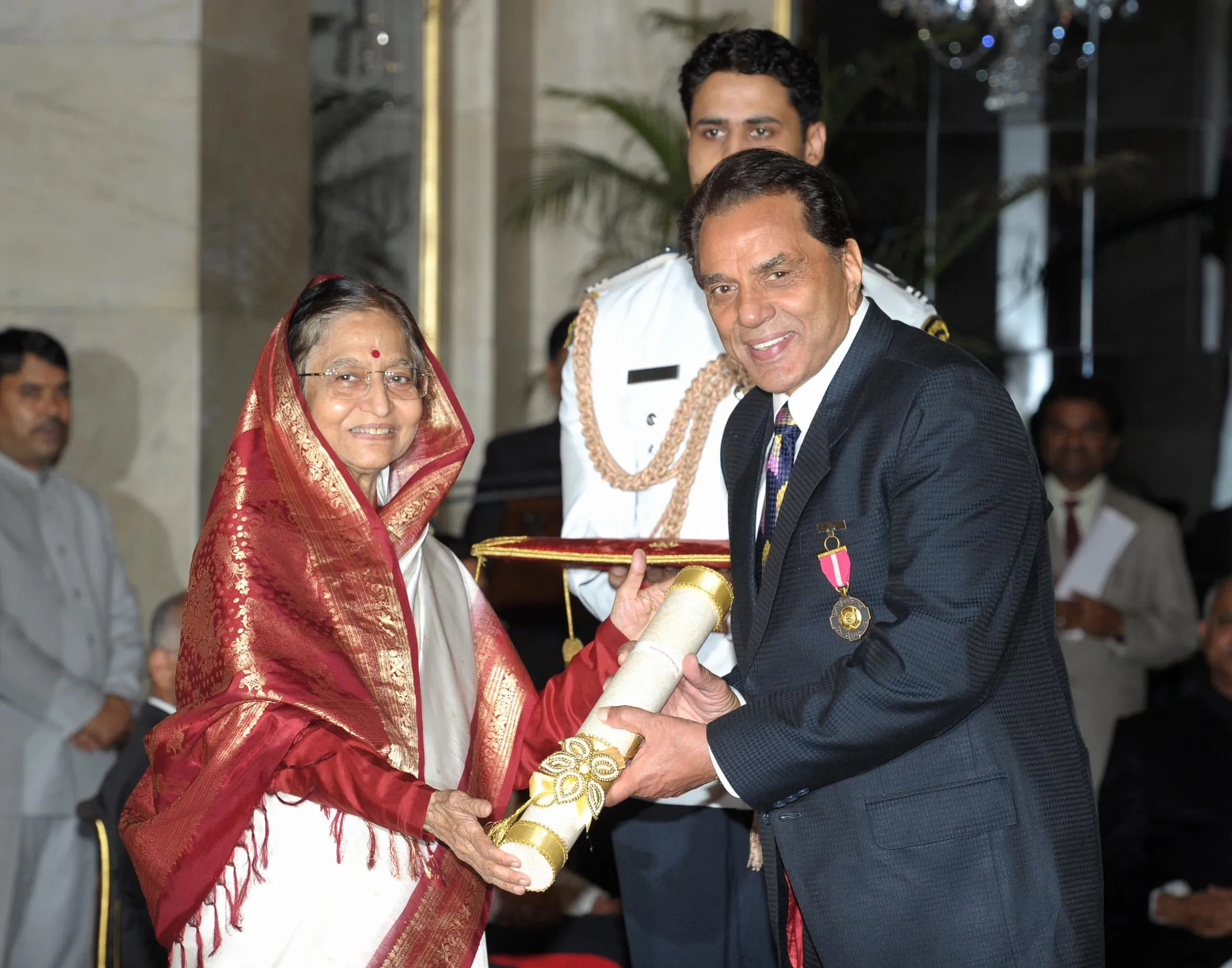 File:The President, Smt. Pratibha Devisingh Patil presenting the Padma  Bhushan Award to Shri Dharmendra Deol, at an Investiture Ceremony-II, at  Rashtrapati Bhavan, in New Delhi on April 04, 2012.jpg - Wikimedia Commons
