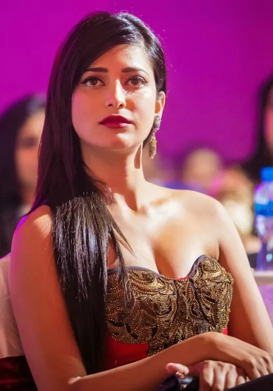 Shruti Hassan Hot Cleavage Photos at SIIMA Awards 2013 | VISIT  www.FILMYBOL.in