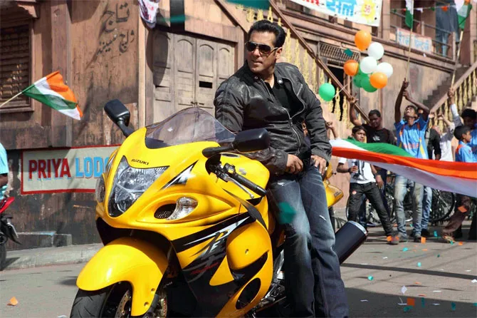 Salman Khan rides off on his bike on Mumbai streets!