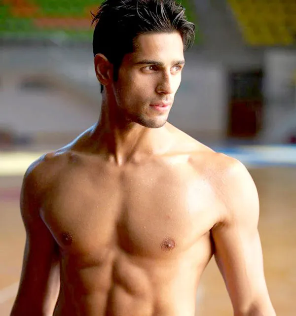 स्टूडेंट ऑफ द ईयर नहीं बल्कि सिद्धार्थ का इस फिल्म से होना था डेब्यू