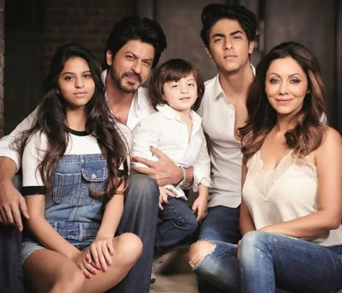 Shah Rukh Khan's perfect family photo with wife Gauri, Aryan, Suhana and  AbRam! See pictures | India.com