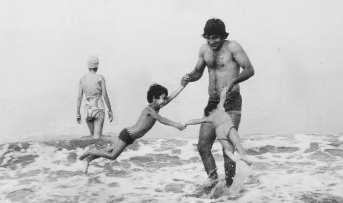 After Vinod Khanna's death, son Rahul Khanna goes down the memory lane;  shares old picture with his father! | India.com