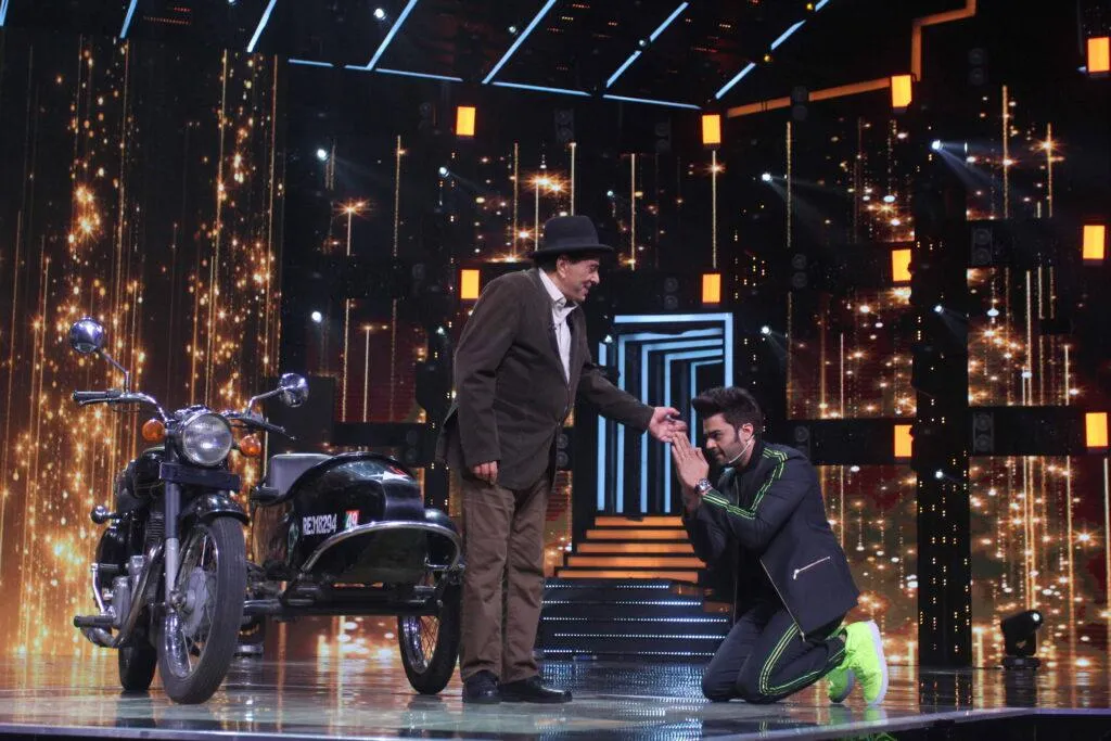 Sa Re Ga Ma Pa Li'l Champs: Maniesh Paul recreates Jai Veeru scene with  Dharmendra