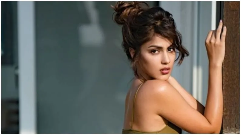 Rhea Chakraborty Net Worth : बॉलीवुड में नहीं चला जादू, फिर भी इतने करोड़  की कमाई कर लेती हैं रिया चक्रवर्ती | Rhea chakraborty net worth know her  income fees and property collection
