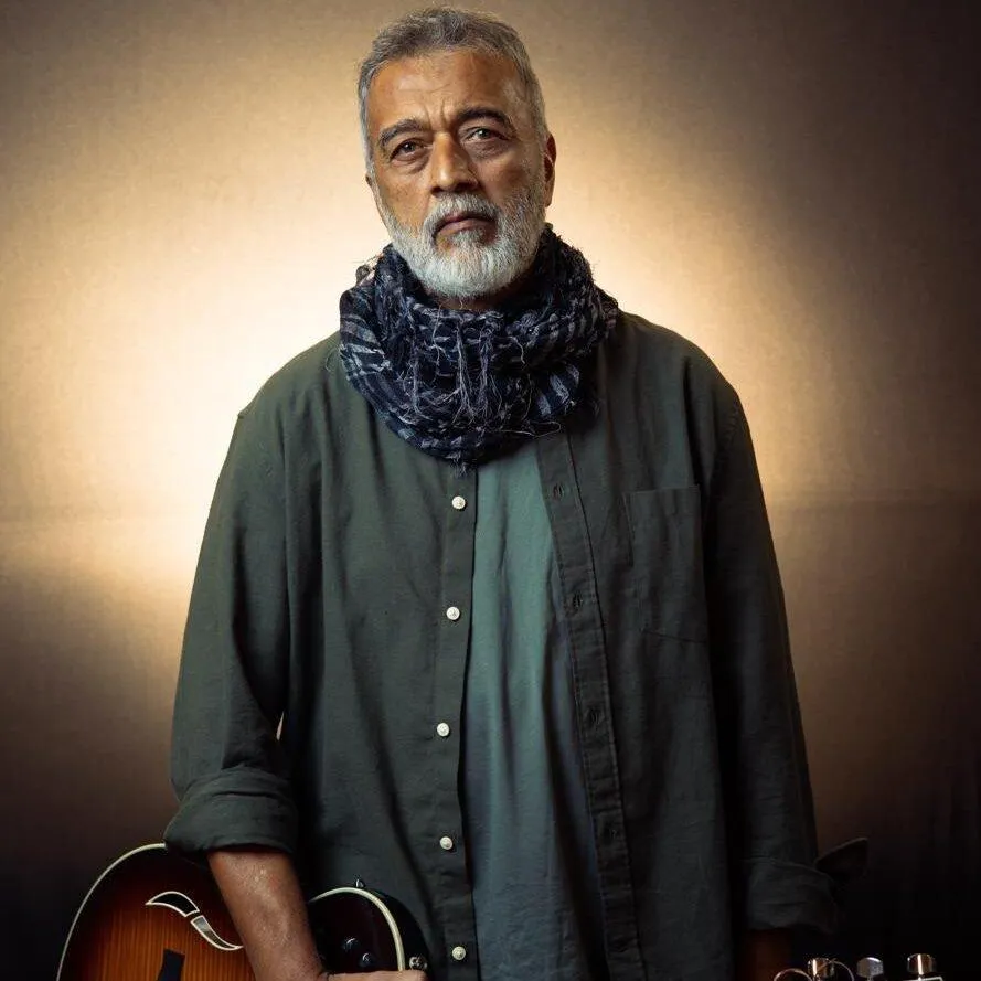 लकी अली ने 'तू है कहाँ' गाने पर कहा: "जब मैंने पहली बार इसकी शुरुआती धुन  सुनी, तो मुझे इससे जुड़ाव महसूस हुआ और मुझे पता चल गया कि मैं इसे गाना