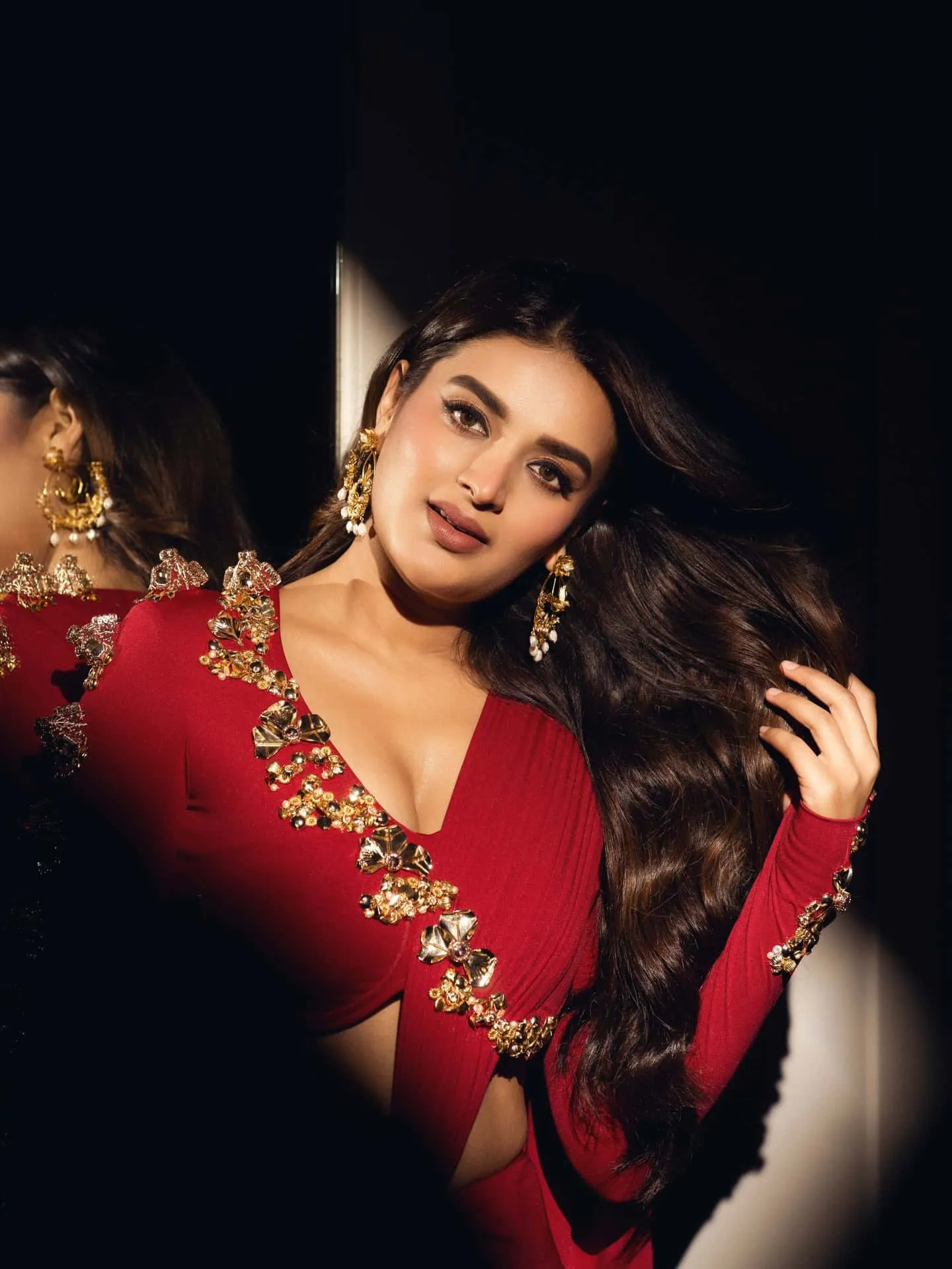 Nidhhi Agerwal Serves Sensual Elegance In Striking Saree