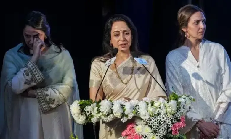 Hema Malini Breaks Down Recalling Her True Love with Dharmendra | English  Bombay Samachar