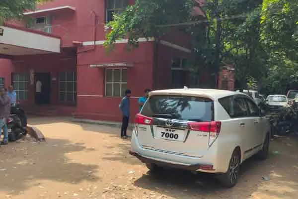 pattukottai court front former admk mla car issue