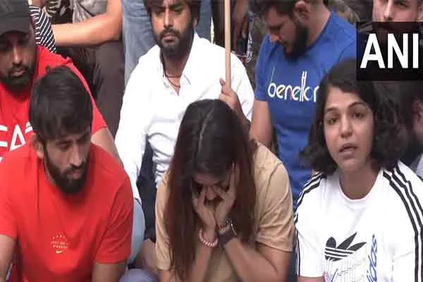 meenakshi lekhi run viral video wrestlers video congress shared twitter 