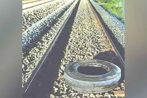 kanyakumari chennai express trichy nearest lorry tyre incident 