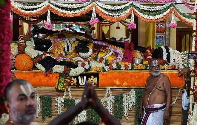 holidays peoples arrives at athi varadar temple in kancheepuram 