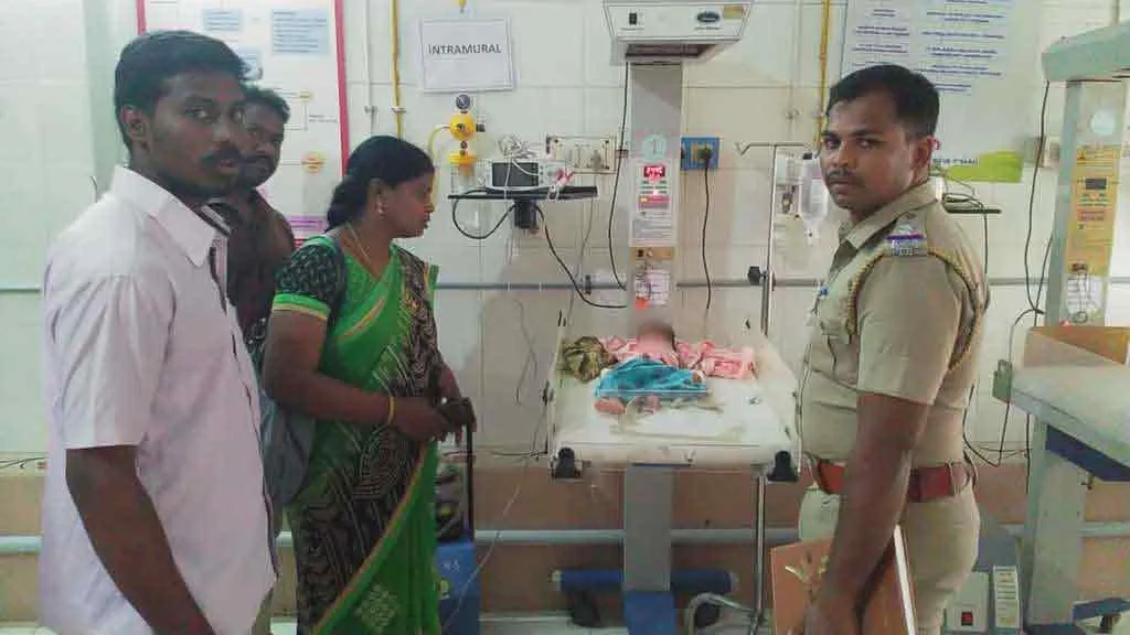 Mother thrown the baby after 10 days of birth.. police investigation 