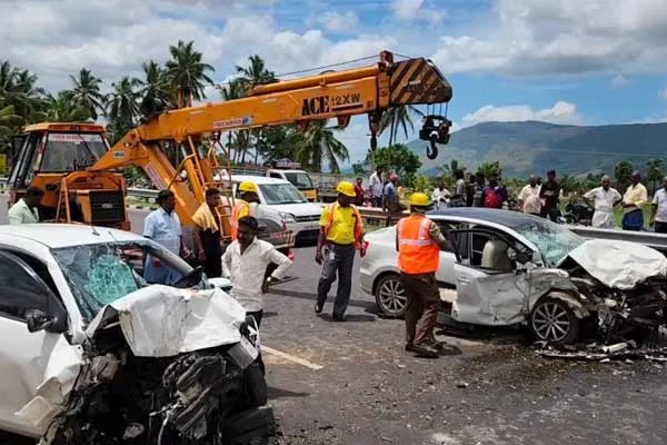 2 cars head-on collision on Bangalore National Highway