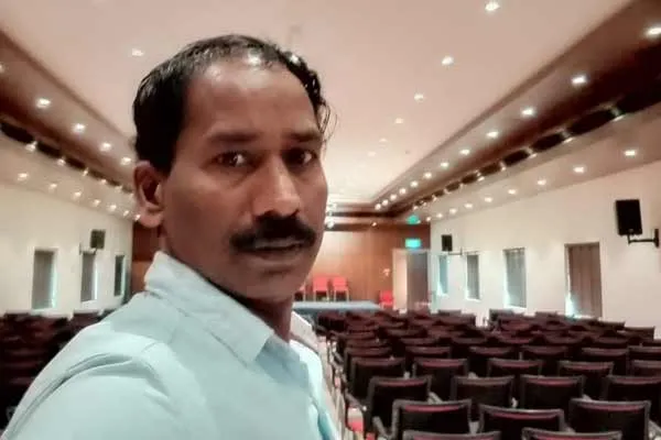 a resident of Kattumannarkoil was killed in a fire accident in Kuwait