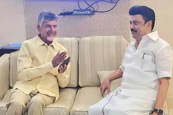 Tamil Nadu Chief Minister congratulates Andhra Chief Minister Chandrababu Naidu
