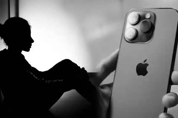 girl sold her mother's jewelry and bought an iPhone for her boyfriend