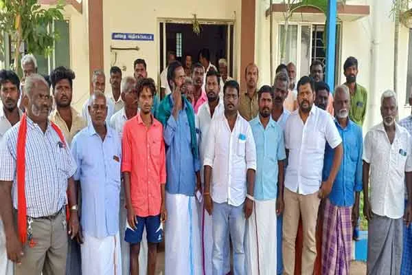 sand reach incident in trichy together farmers and labourers 