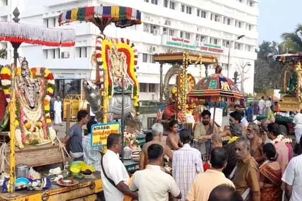 tai month new moon day people gathered on puducherry beach 