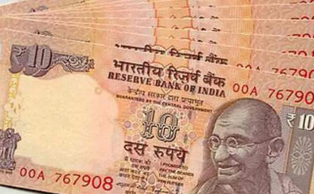 fight between two for a torn 10 rupees note
