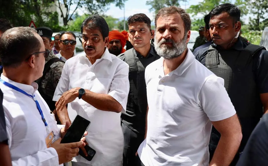 Rahul Gandhi was stopped by the police when he went to meet people in Manipur