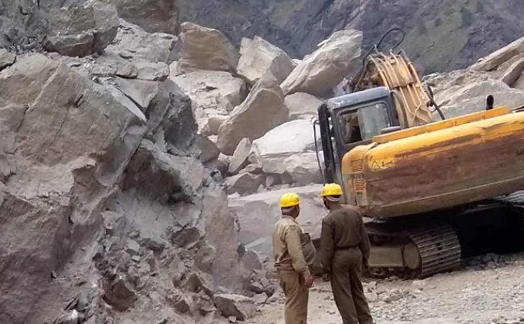 district collector has imposed a fine of Rs 44 crore on 12 quarries in Karur