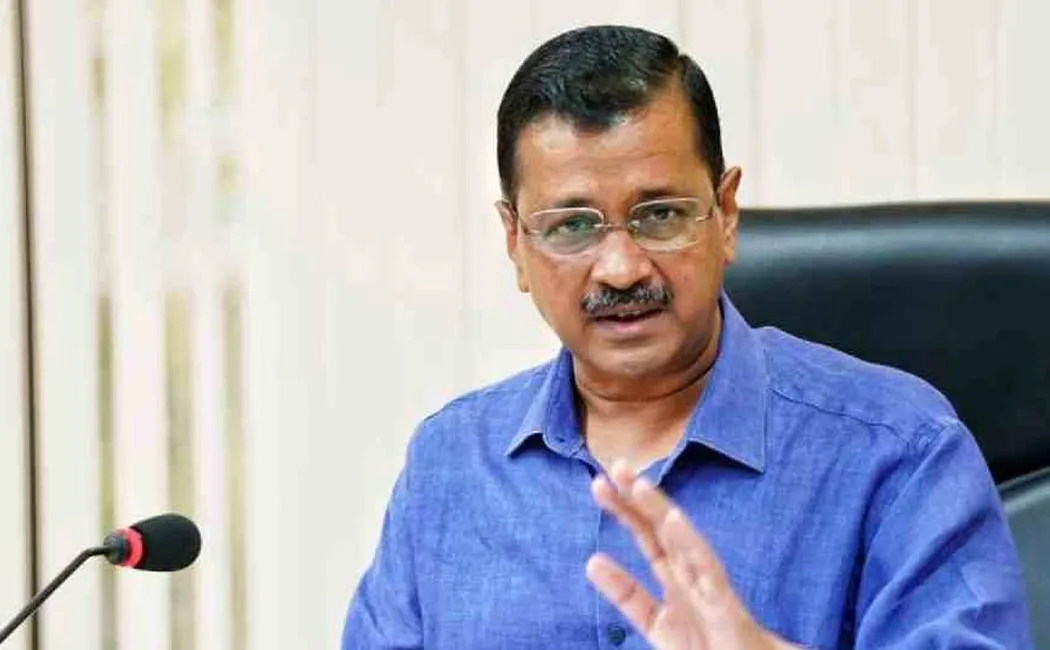 Arvind Kejriwal burnt a copy of the central government's emergency law