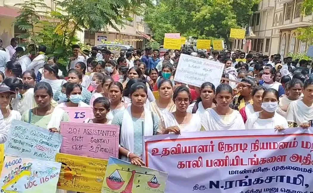 Graduates rally to increase vacancies
