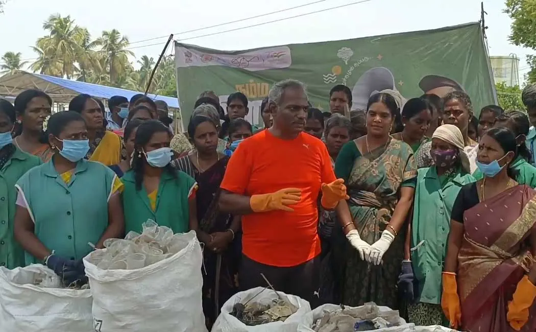 district collector gave coconut water to the old woman who was engaged in cleaning