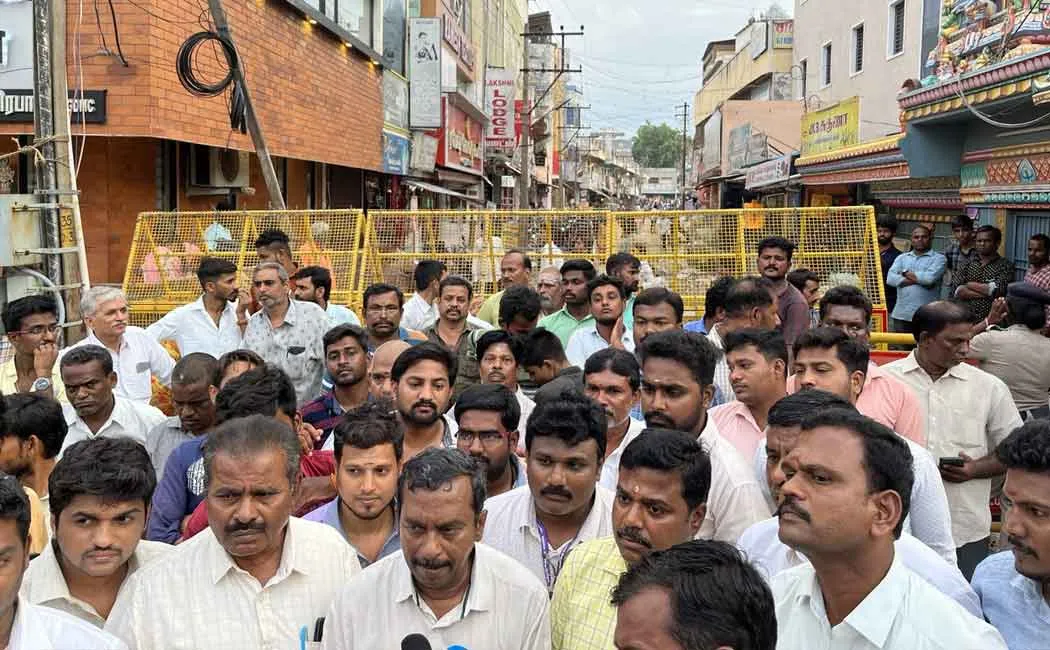 Police threaten devotees who come to have darshan  Tiruvannamalai
