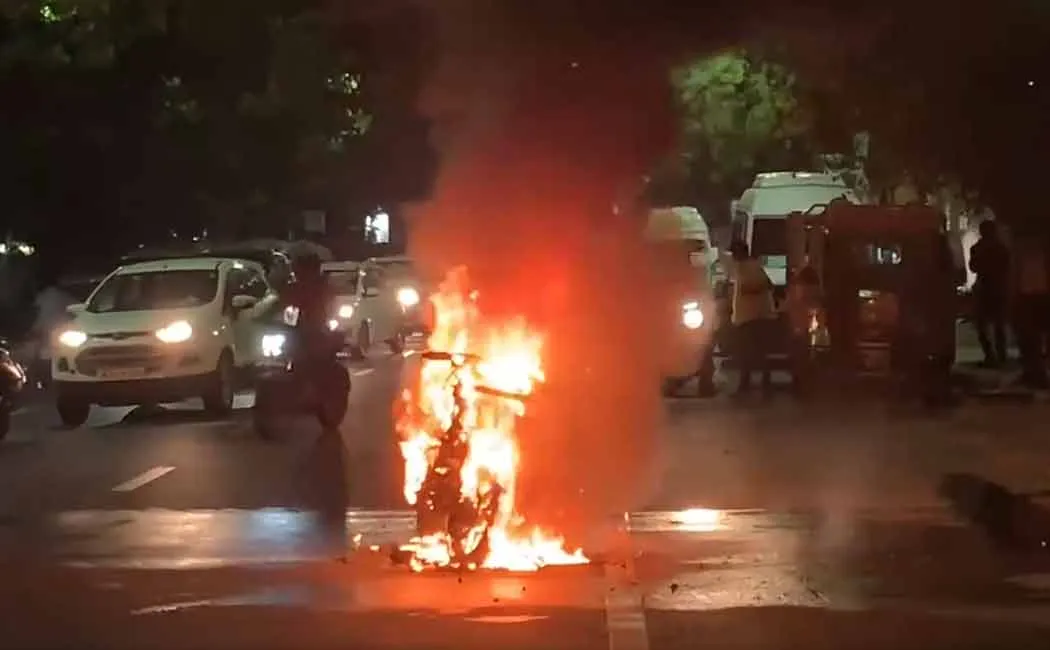 pulsar bike Burned in the middle of the road