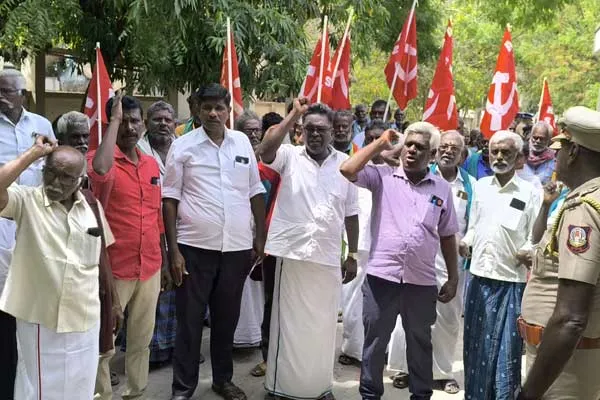 Farmers Association holds struggle at the sub Divisional Office