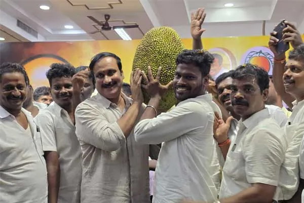 PMK  members teased Anbumani