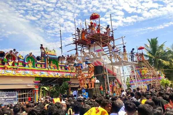 More than 25 eagle circled Kulamangalam big temple Kudamuzhuku