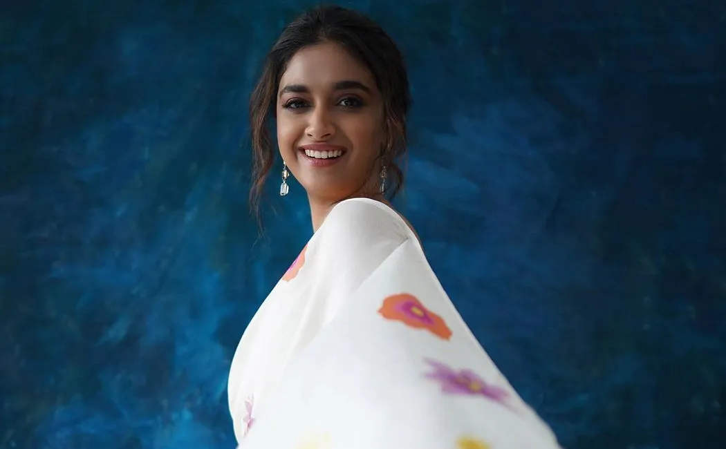 keerthy suresh gifted gold coins to dasara team 