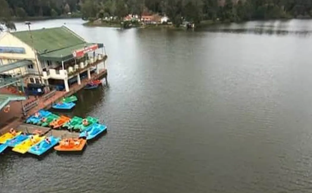 Pollution control officials inspecting Kodaikanal lake
