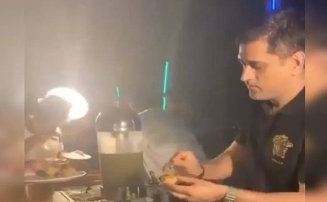 dhoni-serves-panipuri 