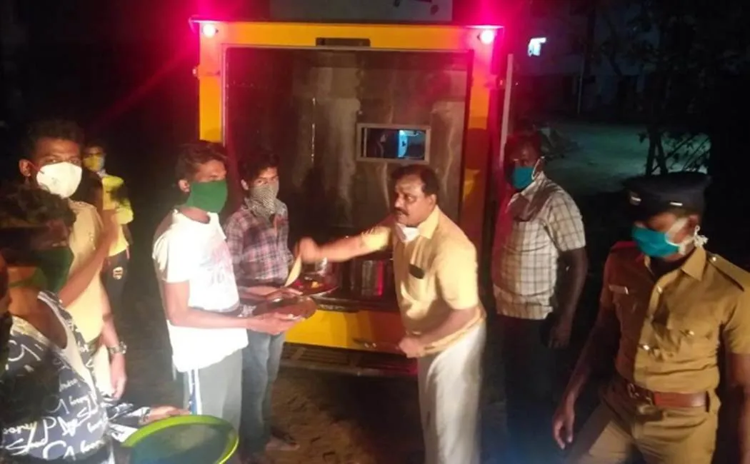     social activist gave Chapathi to Northern state laborers