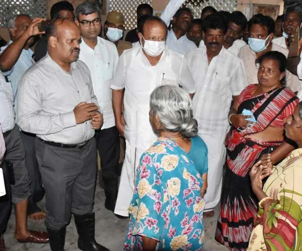 Minister MRK Panneerselvam visited inspected the flooded villages