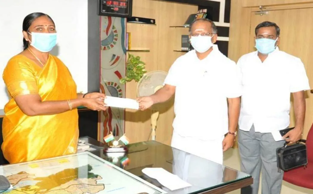  College secretary provided  Corona Relief fund to Dindigul Collector    