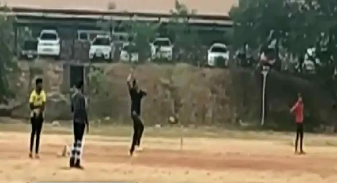  Minister  SP Vellumani Playing cricket 