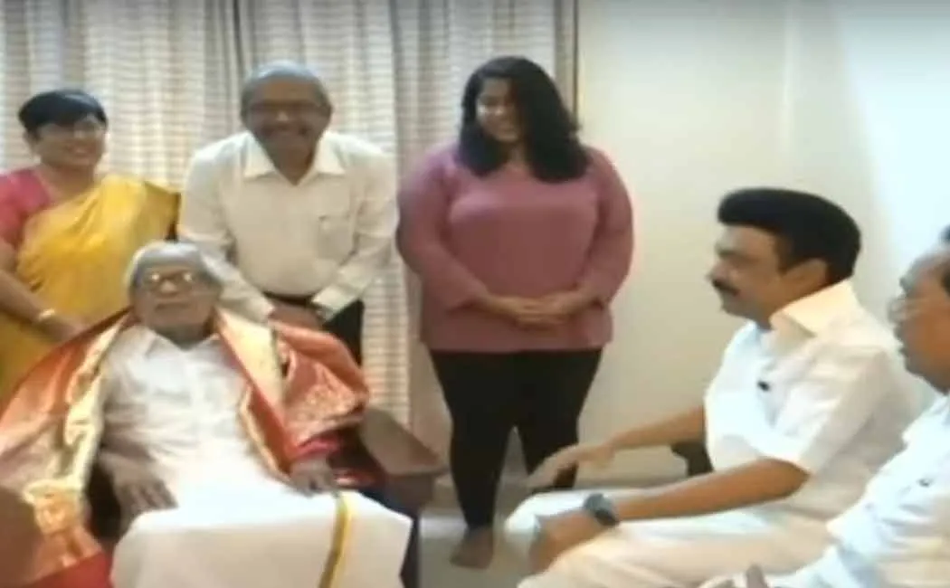 mk Stalin presented award at Arur Das house