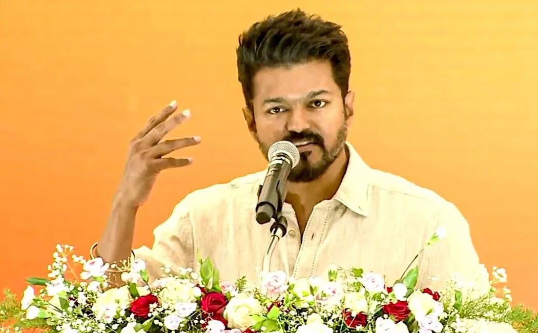 vijay meets his fans club members 