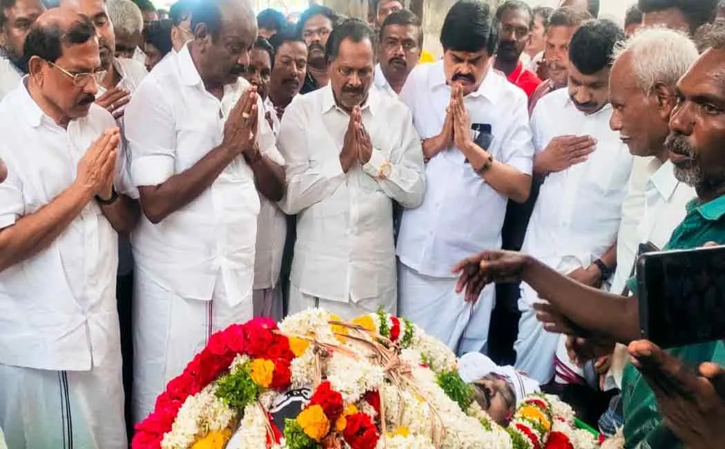 Former AIADMK MP DMK minister paid tribute to the body in person! -Political civilization is dripping!