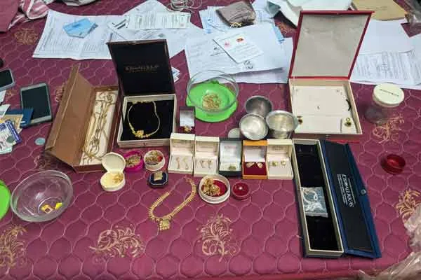 13 lakhs in cash, documents were seized from house of subRegistrar
